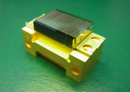 従来品と比べ輝度が約4倍の23 kW/cm2と、レーザーフュージョン向けでは世界最高輝度となるLDモジュール(添付写真)の開発に成功!