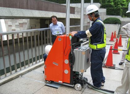 写真2:可搬式半自動レーザー加工機(写真は永井教授ご提供)