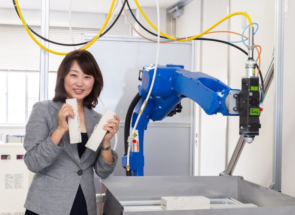 写真1:“1kWで200mm超のコンクリートブロックを切る”——建設分野の常識を覆すレーザー切断技術を開発した永井香織教授。(写真は永井教授ご提供)
